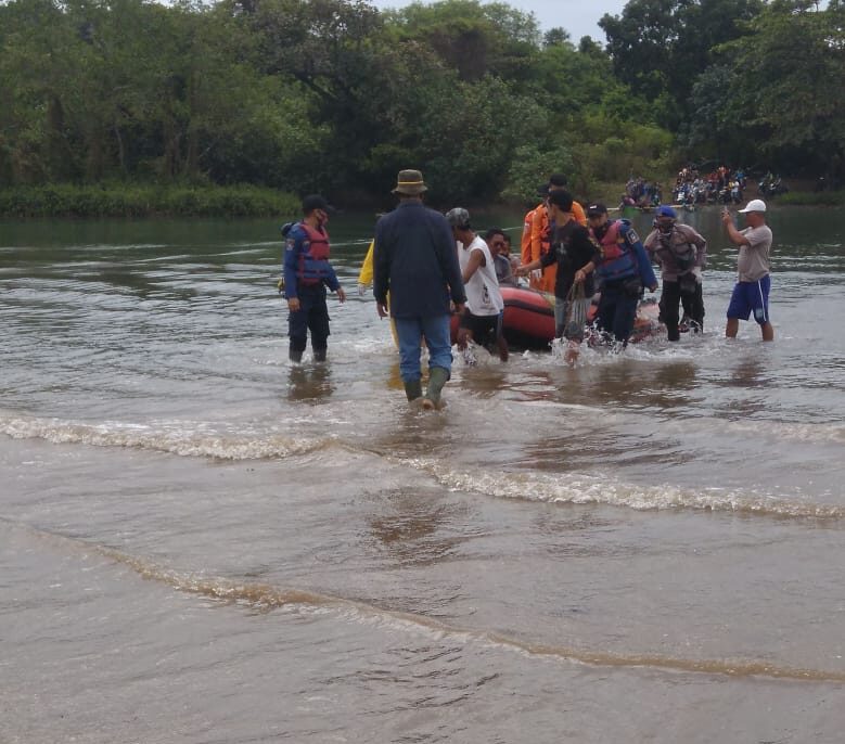 Unit Pelaksana Teknis (UPT) Wilayah 3 Pameungpeuk, Dinas Pemadam Kebakaran (Disdamkar) Garut, bersama Basarnas evakuasi seorang pria yang hanyut di Pantai Cijeruk, Kecamatan Cibalong, Kabupaten Garut (Foto: Andre/dara.co.id)