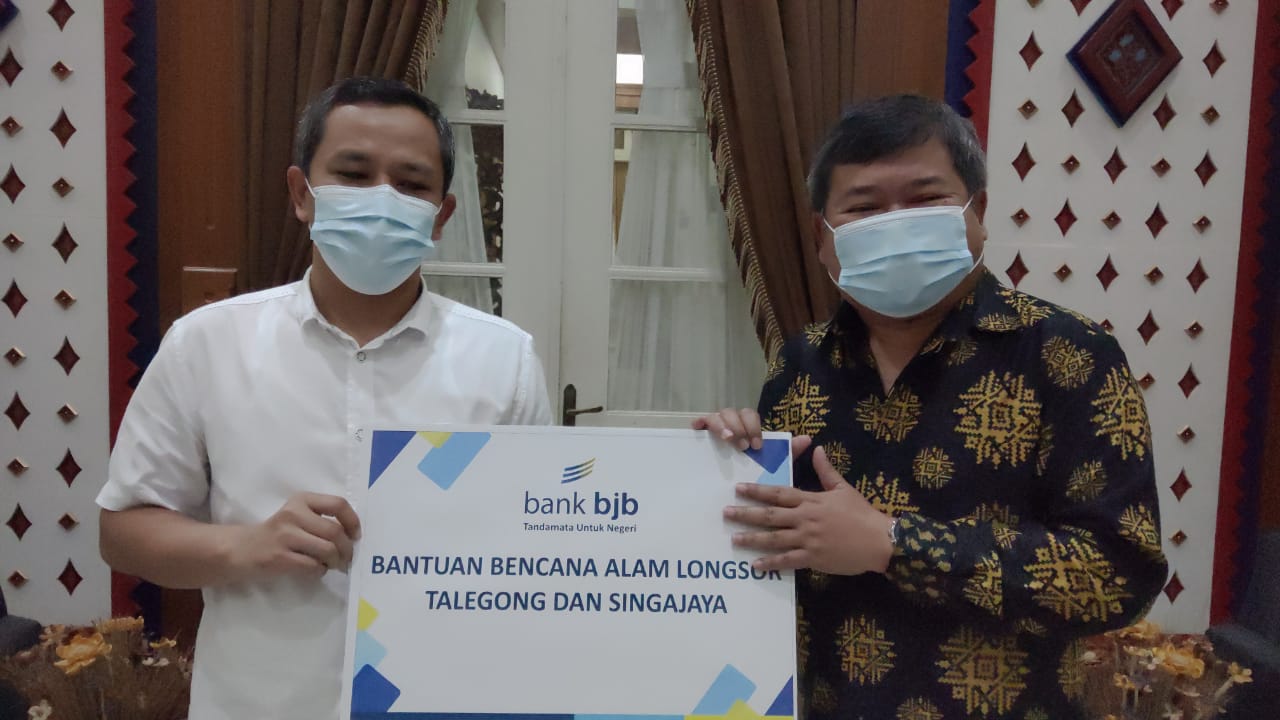 Bupati Garut, Rudy Gunawan, menerima bantuan secara simbolis dari BJB untuk warga terdampak bencana longsor di Kecamatan Talegong dan Singajaya di Ruangan Pamengkang, Pendopo Garut (Foto: Andre/dara.co.id)