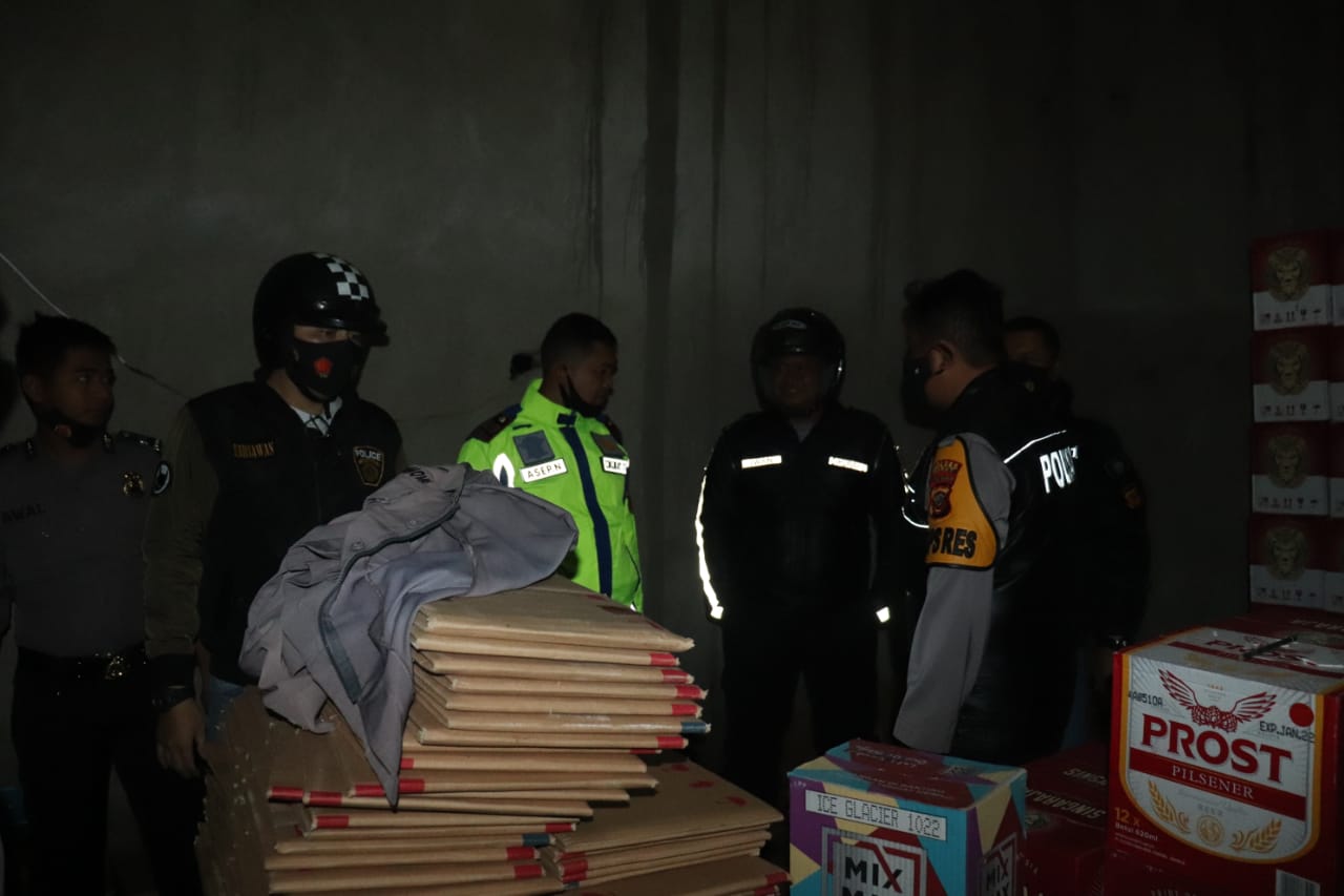 Kapolres Garut, AKBP Adi Benny Cahyono, memimpin langsung penggerebekan gudang miras di Kampung Bojong Larang, Copong, Keluarahan Sukamentri, Kecamatan Garut Kota, Kabupaten Garut, Selasa (19/1/2021) malam (Foto: Andre/dara.co.id)