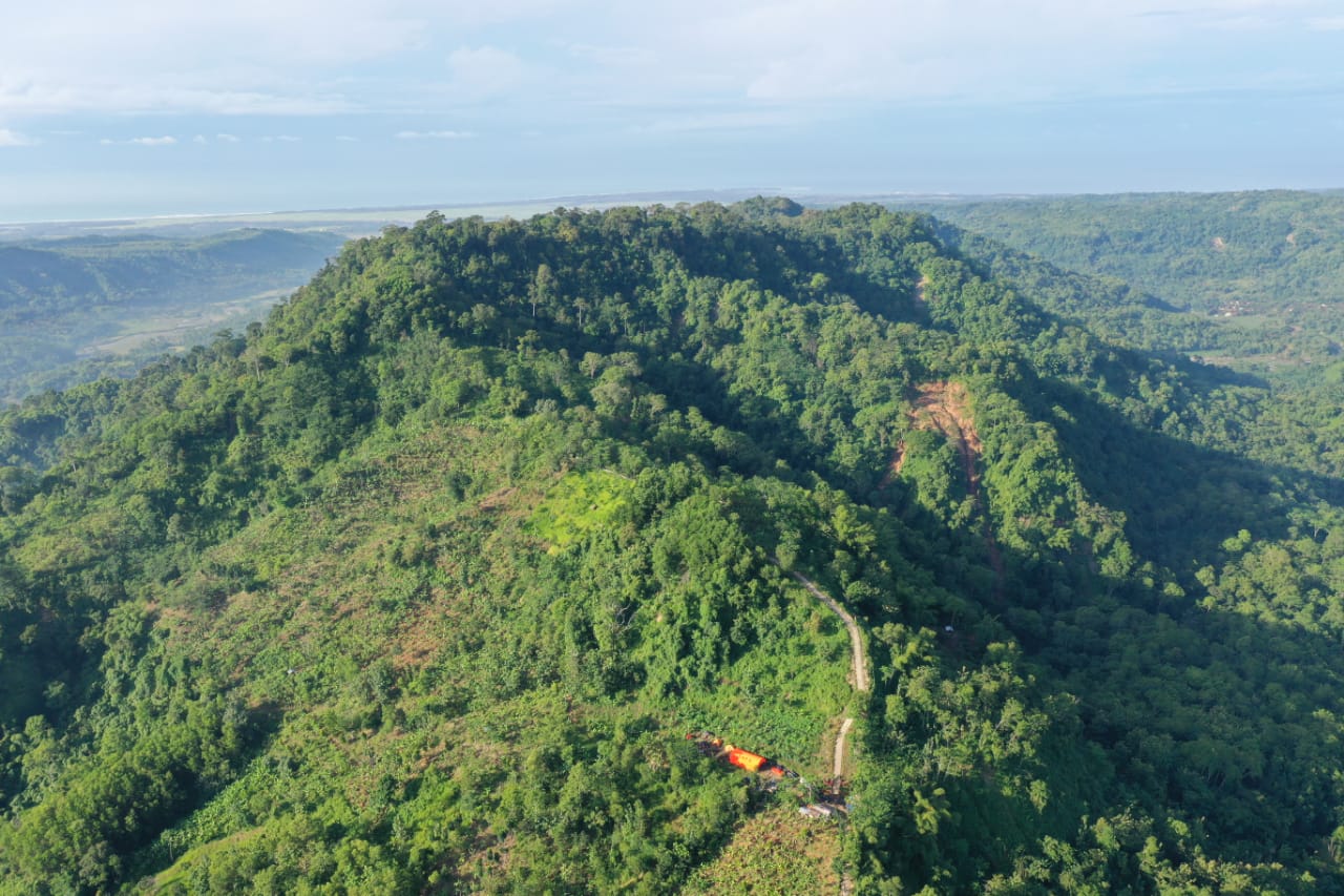 Bupati Gurat, Rudy Gunawan, mengunjungi Tangga Sarebu Gunung Nagara, yang berlokasi di Desa Sukanagara, Kecamatan Cisompet, Kabupaten Garut, Selasa (26/1/2021) (Foto: Andre/dara.co.id)