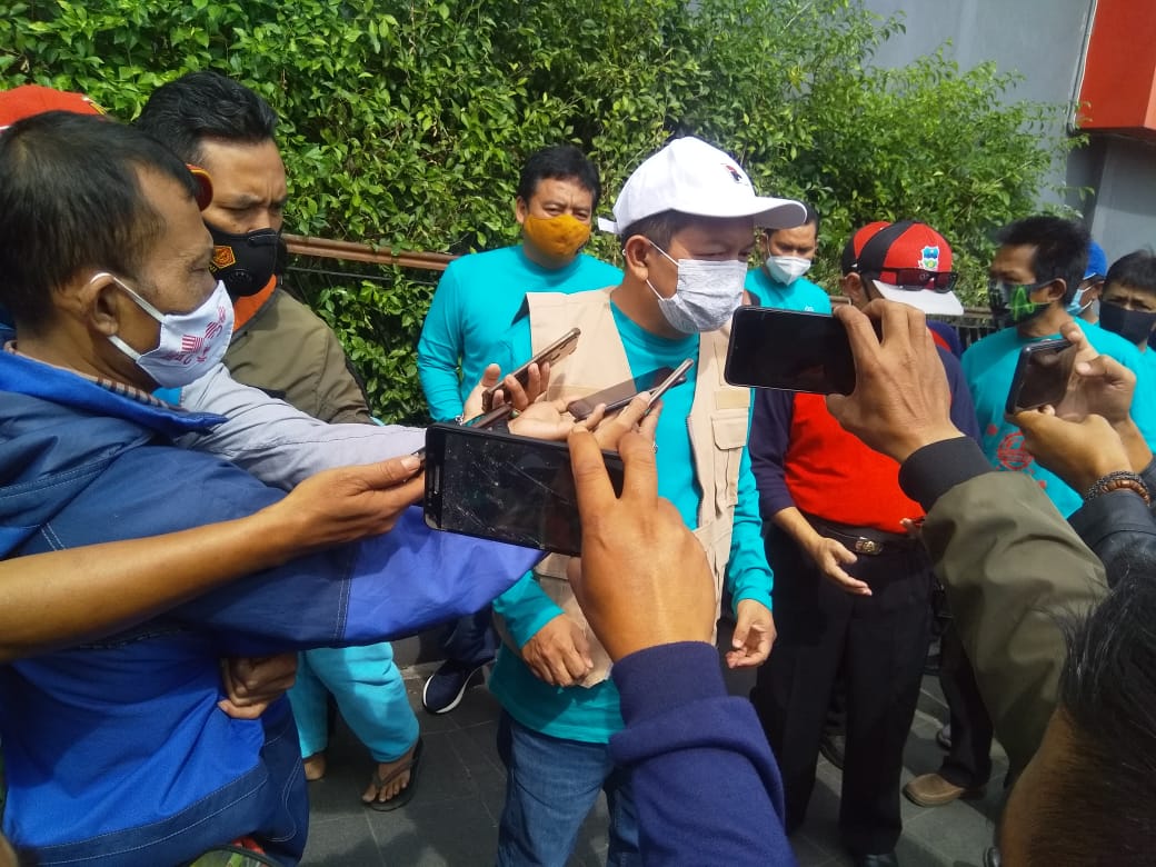 Kepala Dinas Pendidikan ) Kabupaten Garut, Totong S.Pd, M.Si, saat memberikan pengarahan kepada anak-anak sekolah yang menjadi pengamen badut  (Foto: Andre/dara.co.id)