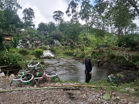 Proses pembersihan dan pembangunan curug tilu situ lembang oleh PT Duta Persada melibatkan warga Desa Patengan (Foto: verawati/dara.co.id)