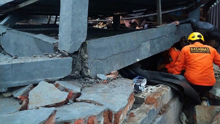 Salah satu bangunan yang rubuh akibat gempa di Majene. (Foto: dok. Basarnas/detikcom)