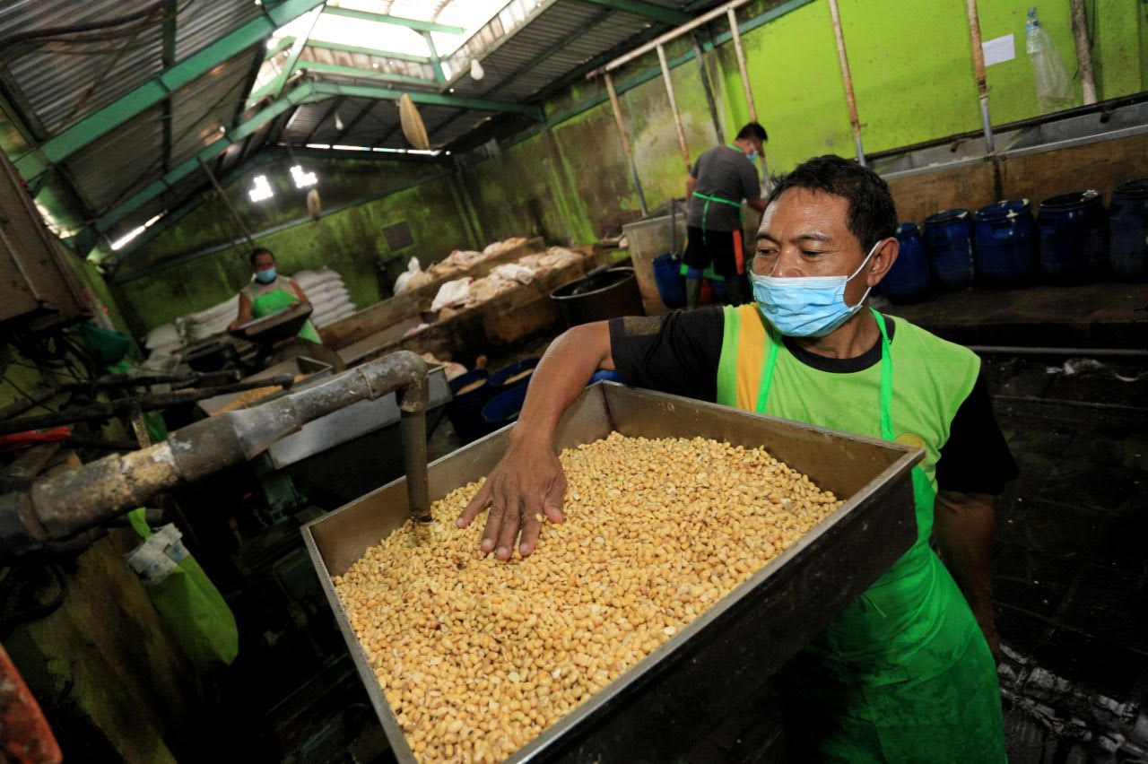 Kepala Dinas Perdagangan dan Perindustrian Kota Bandung Elly Wasliah meminta para importir kacang kedelai memprioritaskan bagi para pengrajin tahu dan tempe (Foto: Istimewa)