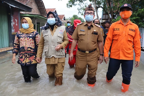 Bupati Cirebon Drs H Imron, M.Ag, mengunjungi lokasi banjir di Desa Suranenggala Kulon Kecamatan Suranengggala Kabupaten Cirebon (Foto: Bambang Setiawan/dara.co.id)