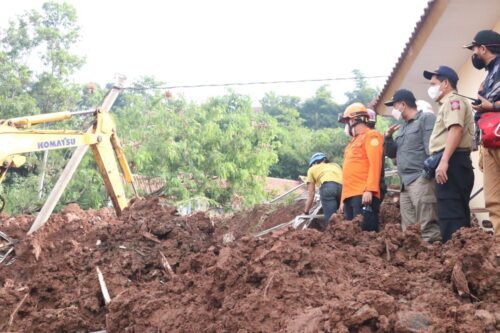 Wakil Bupati Sumedang H.Erwan Setiawan meninjau lokasi longsor di Dusun Bojong Kondang RT.03 RW 10 Desa Cihanjuang Kec. Cimanggung Kab.Sumedang (Foto: Ade Hadeli/galamedianews.com)