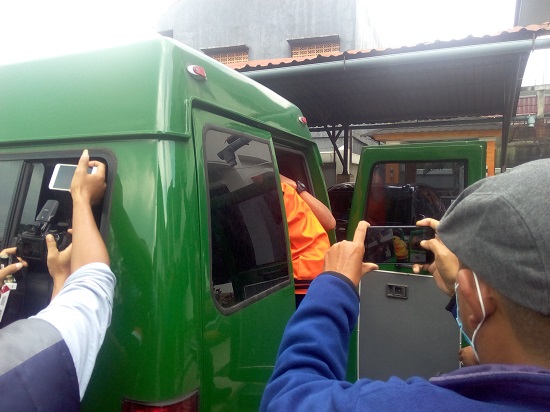 Oknum Kades P saat digiring memasuki mobil tahanan di halaman Kantor Kejari Garut (Foto: Andre/dara.co.id)