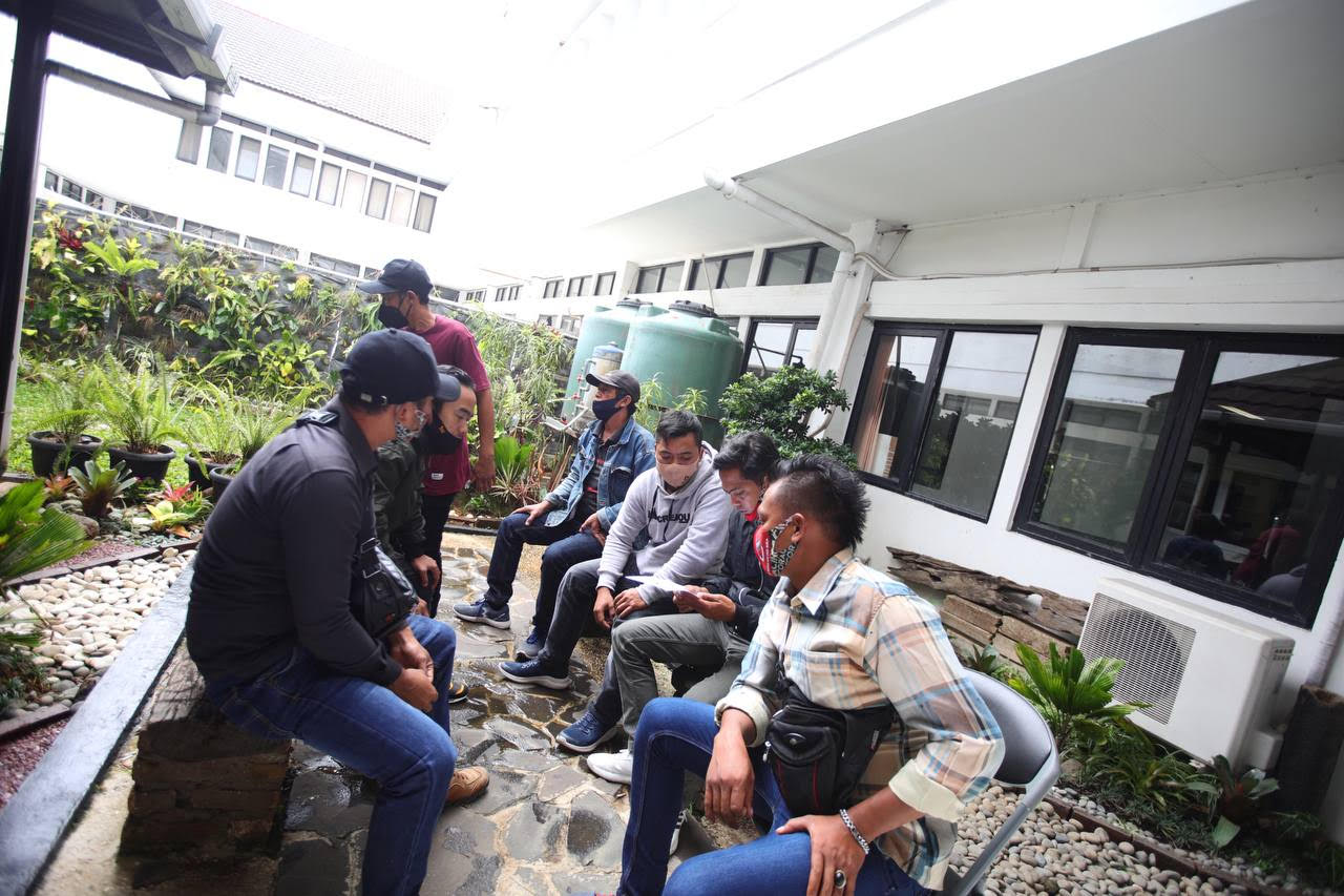 Para relawan pemikul jenazah berterimakasih kepada Pemkot Bandung (Foto: Avila/dara.co.id)