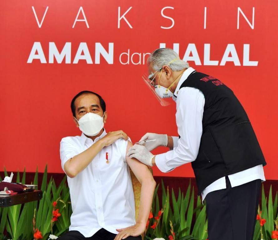 Vaksinator penyuntik Presiden Joko widodo, Abdul Muthalib agak grogi. Foto Ilustrasi /tangkap layar whatsapp/galamedianews.com