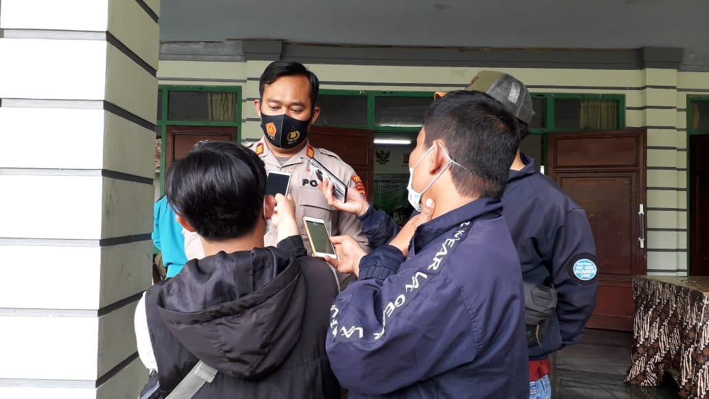 Kapolsek Pacet, AKP Galih Apria saat memberikan keterangan kepada wartawan (Foto: Purwanda/dara.co.id)