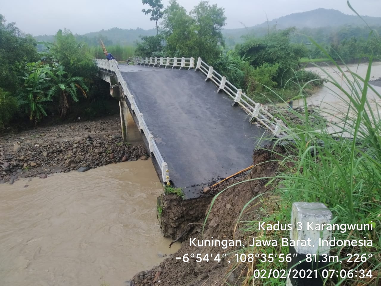  Foto diambil oleh perangkat desa Karangwuni di lokasi jembatan penghubung Kabupaten Cirebon dan Kabupaten Kuningan