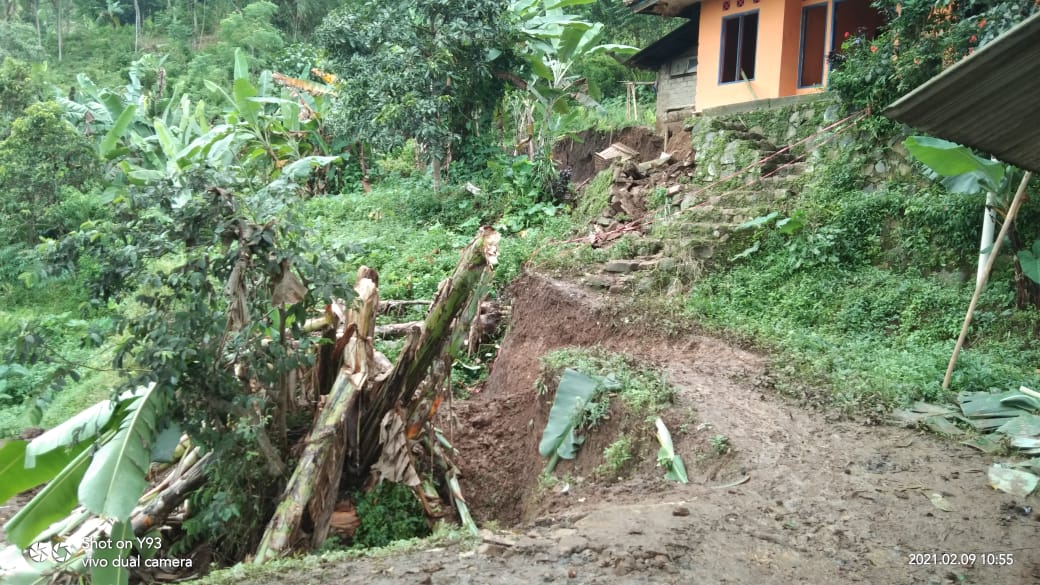 Pergerakan tanah di salah satu wilayah di Cinjur, ratusan warga harus mengungsi (Foto: Purwanda/dara.co.id)