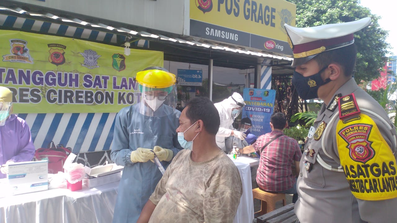 Satlantas Polres Cirebon Kota laksanakan Polantas Tangguh dan Rapid Test Antigen secara acak (Foto: Yohanes/dara.co.id)