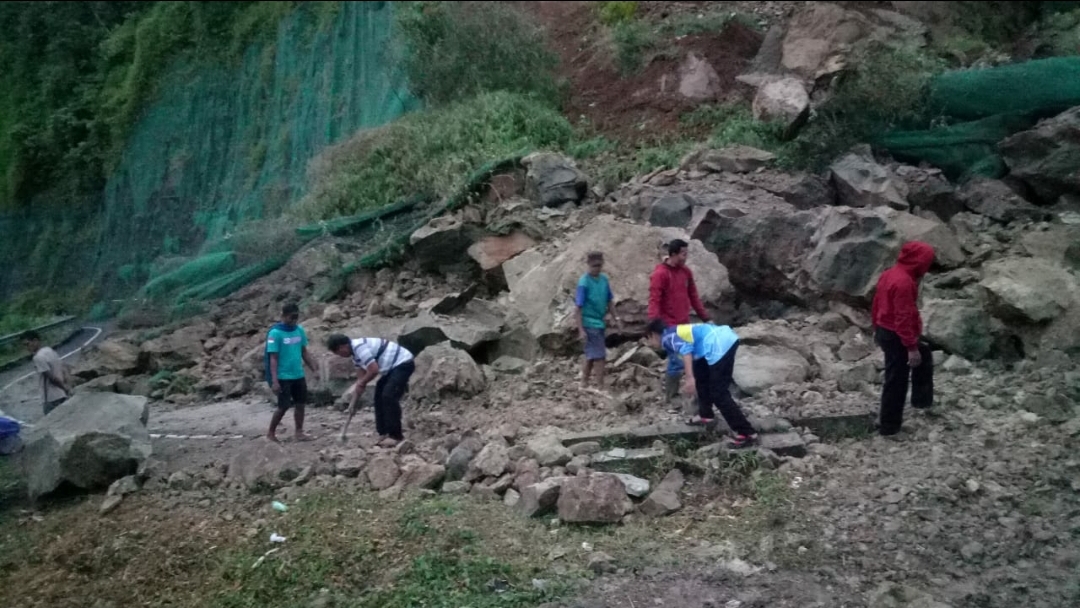 Tebing setinggi 50 meter ambrol.  Akses jalan penghubung  Cianjur dan Kabupaten Bandung terputus (Foto: Purwanda/dara.co.id)