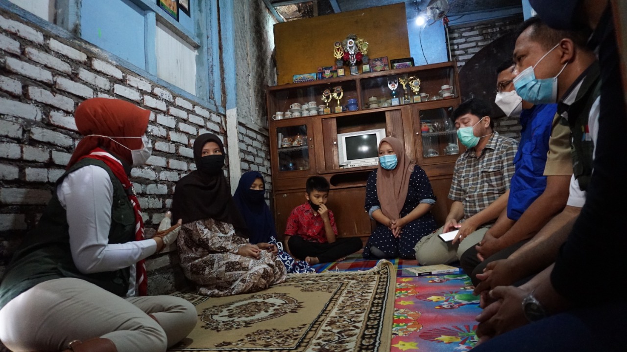 Ketua Umum Jabar Bergerak, Atalia Praratya Kamil, mengunjungi Kampung Leuwi Daun, Kelurahan Paminggir, Kecamatan Garut Kota, Kabupaten Garut untuk memberikan bantuan rutilahu (Foto: Andre/dara.co.id)