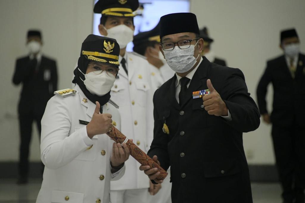 Bupati Indramayu, Hj. Nina Agustina Da'i Bachtiar berfoto dengan Gubernur Jawa Barat, Ridwan Kamil beberapa saat setelah acara pelantikan, Jumat (26/2/2021). (Foto: ist)
