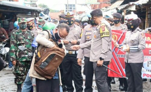 Polres Subang kembali bagikan masker ke masyarakat (Foto: Yudi/dara.co.id)