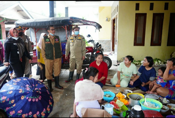 Wakil Bupati Subang, Agus Masykur saat kunjungi korban banjir (Foto: Yudi/dara.co.id)