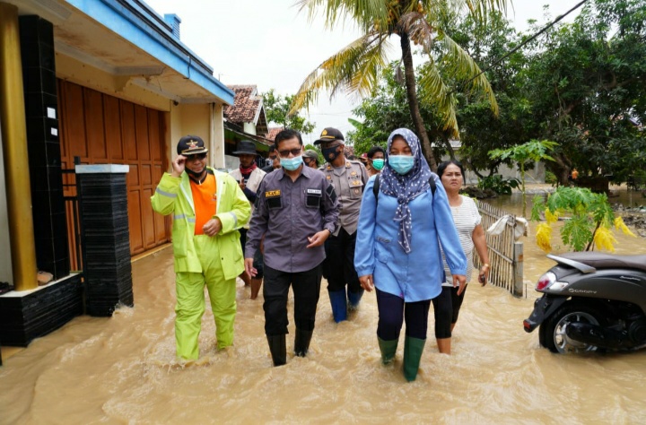 Wakil Bupati Subang Agus Masykur Rosyadi  blusukan memberikan bantuan untuk korban banjir di Pantura (Foto: Yudi/dara.co.id)
