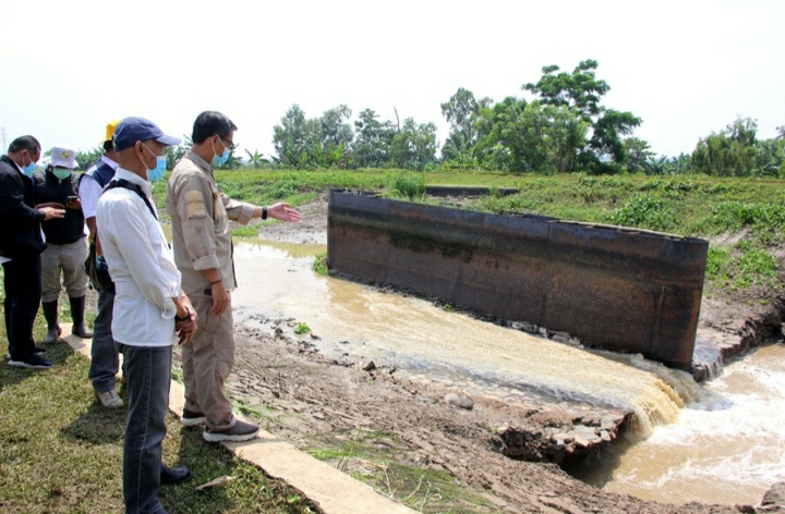 Wakil Bupati Subang meninjau gorong-gorong sifon yang jebol di Desa Kosambi Kecamatan Cipunagara (Foto: Istimewa)