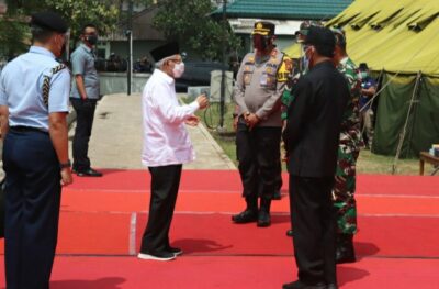 Wakil Presiden RI, K.H. Ma'ruf Amin memberikan bantuan korban banjir di Kecamatan Pamanukan, Kabupaten Subang, Jawa Barat, Sabtu (13/2/2021). Kedatangan Wapres diterima Wakil Gubernur Uu Ruzhanul Ulum, dan Bupati Subang H. Ruhimat.(Foto : Yudi/dara.co.id)

