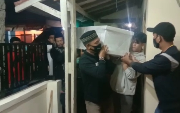 
Jenazah Eti Sumiati alias Entit (50) seorang tenaga kerja wanita (TKW) tiba di rumah duka di Kampung Pakemitan, Desa/Kecamatan Ciranjang, Kabupaten Cianjur, Jawa Barat, Selasa (16/2/2021). (Foto : Purwanda/dara.co.id)
