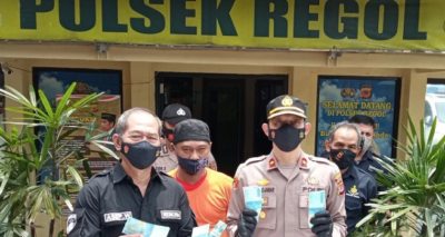 Kapolsek Regol Kompol Aulia Djabar merilis kasus dukun gadungan, di Polsek Regol, Rabu (17/2/2021). (Foto: Screenshot Ayobandung.com/Fichri Hakiim)