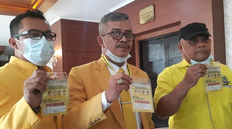 

Ketua PK Paseh diapit Ketua PK lainnya sesudah menyatakan walk out dari arena Musda-X Partai Golkar Kabupaten Bandung yang berlangsung di Hotel Sutan Raja, Soreang, Kab. Bandung, Sabtu (20/2/2021). (Foto : visinews)
