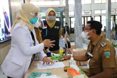 Wakil Bupati Garut, dr. Helmi Budiman, menjadi penerima pertama vaksin Covid-19 (Foto: Andre/dara.co.id)