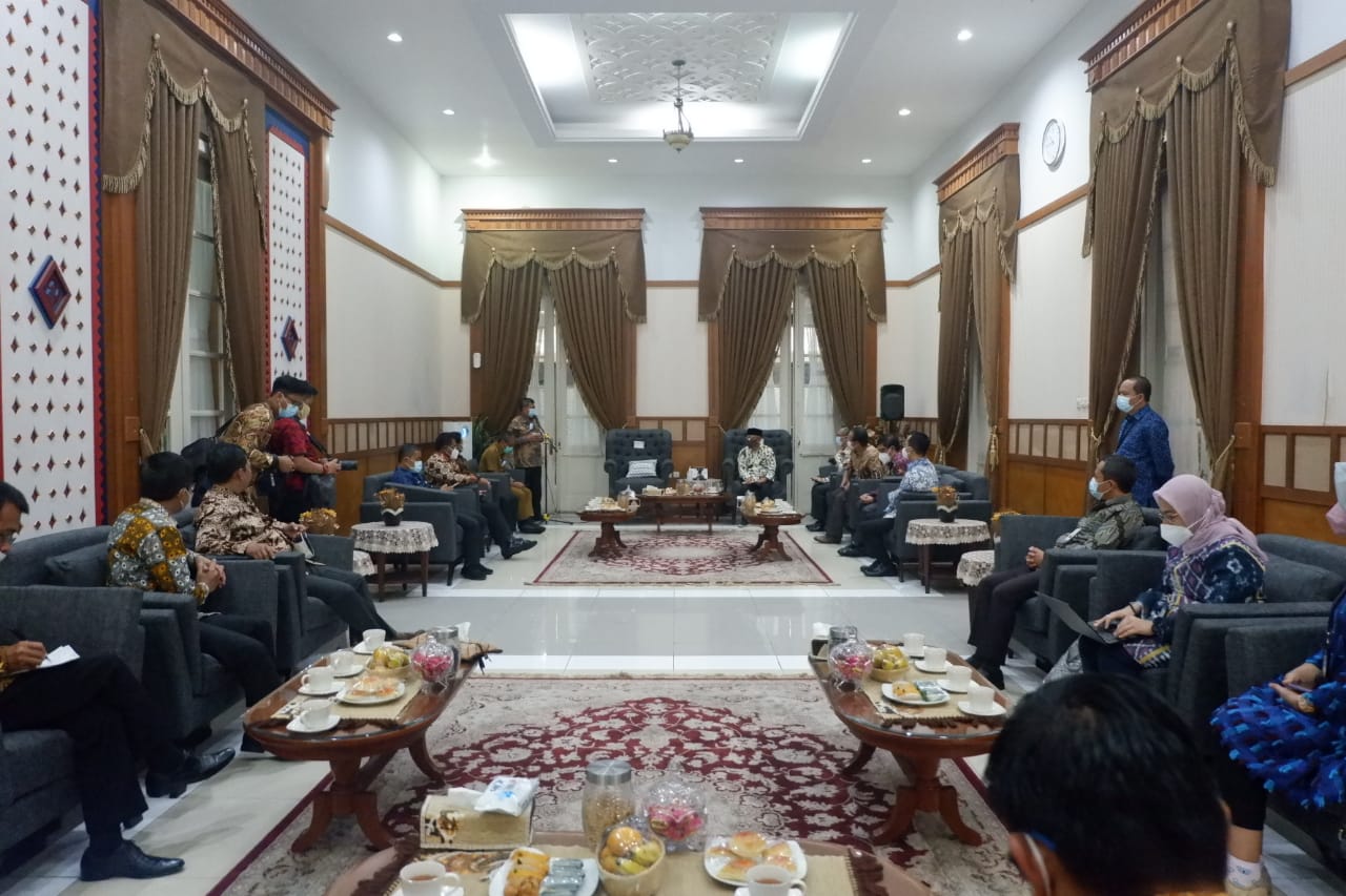 Bupati Garut, Rudy Gunawan, menerima kunjungan dari Bank Indonesia Regional Jabar di Ruang Pamengkang, Kecamatan Garut Kota, Kabupaten Garut, (Foto: Istimewa)