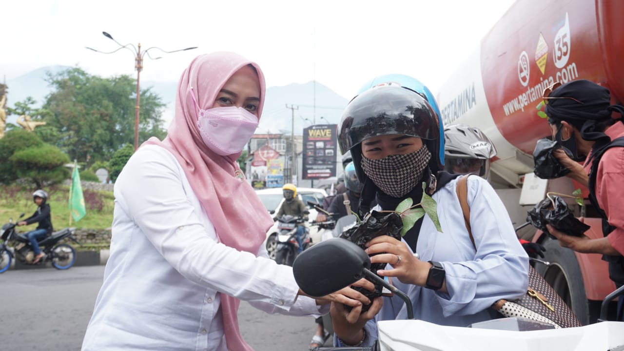 Sejumlah elemen yang tergabung dalam Garut Bersatu melakukan penanaman dan membagikan tanaman kepada pengguna di sejumlah titik di  Kabupaten Garut (Foto: Andre/dara.co.id)