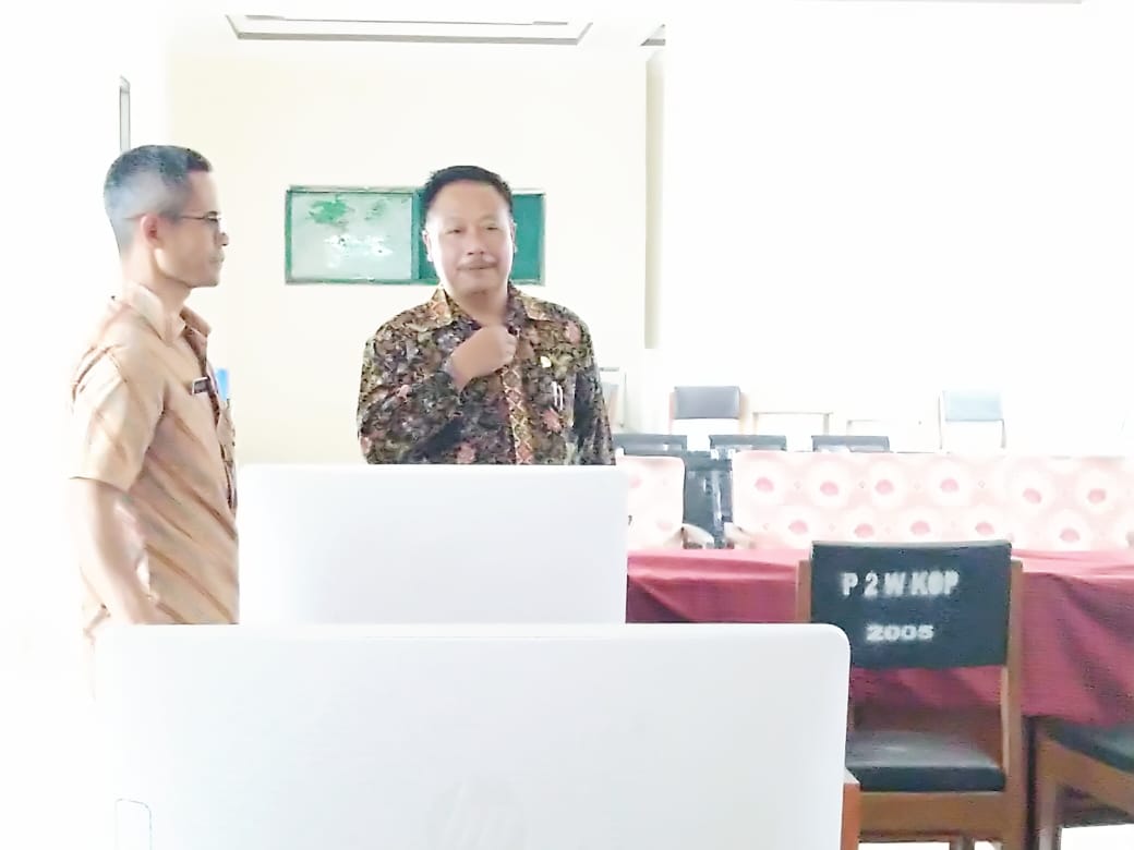 Kepala Desa Wanakerta, Sunarkawan, menjelaskan tentang Program Internet Desa kepada Kadiskominfo Kabupaten Garut, Muksin, (Foto: Andre/dara.co.id)