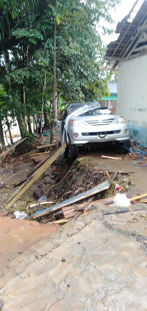 Banjir bandang dan tanah longsor menerjang wilayah Kecamatan Banjarwangi dan Singajaya menyebabkan puluhan rumah terendam dan sejumlah fasilitas umum rusak (Foto: Andre/dara.co.id)