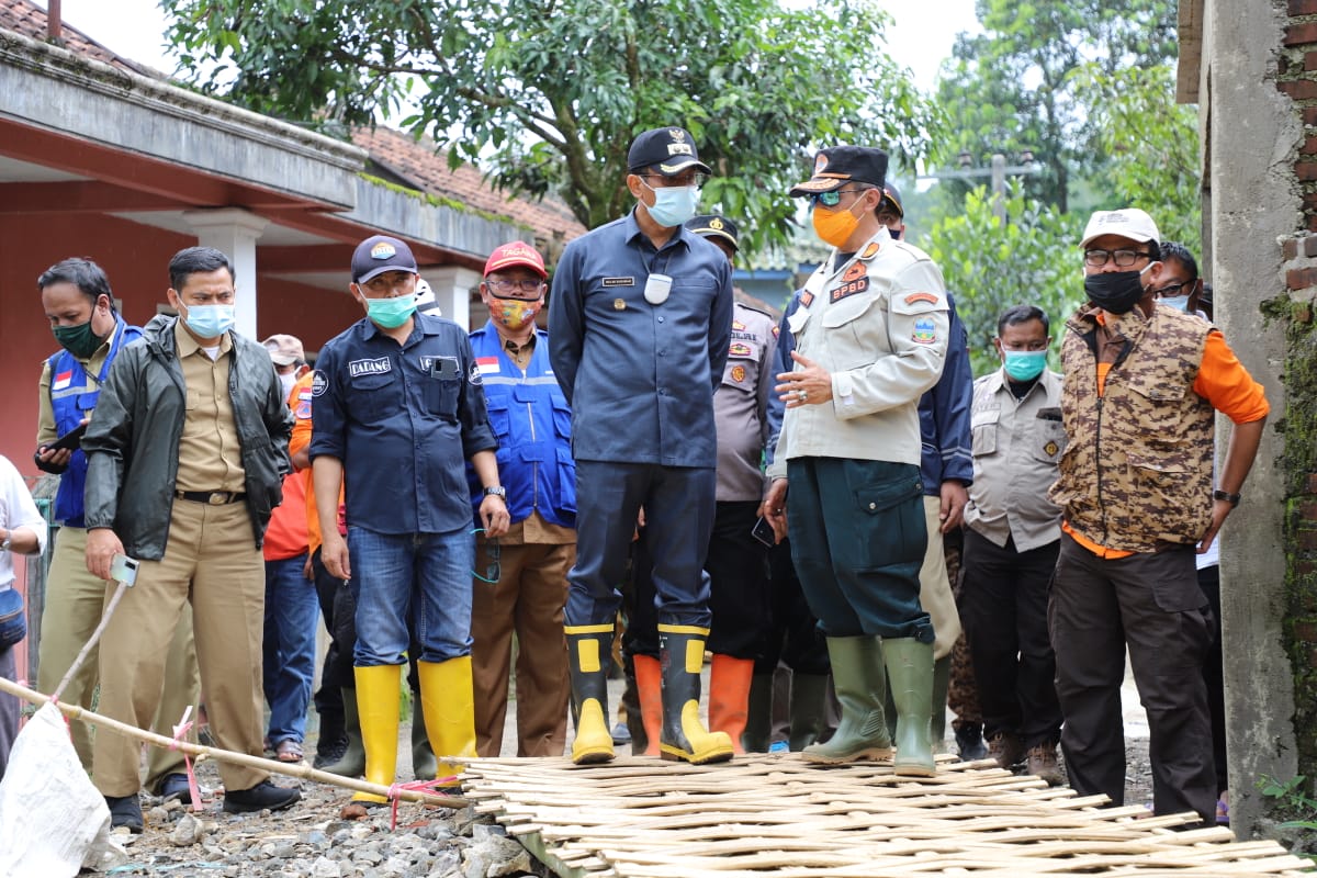 Wakil Bupati Garut, dr. Helmi Budiman, meninjau langsung lokasi bencana banjir di Desa Dangiang, Kecamatan Banjarwangi, Kabupaten Garut (Foto: Andre/dara.co.id)