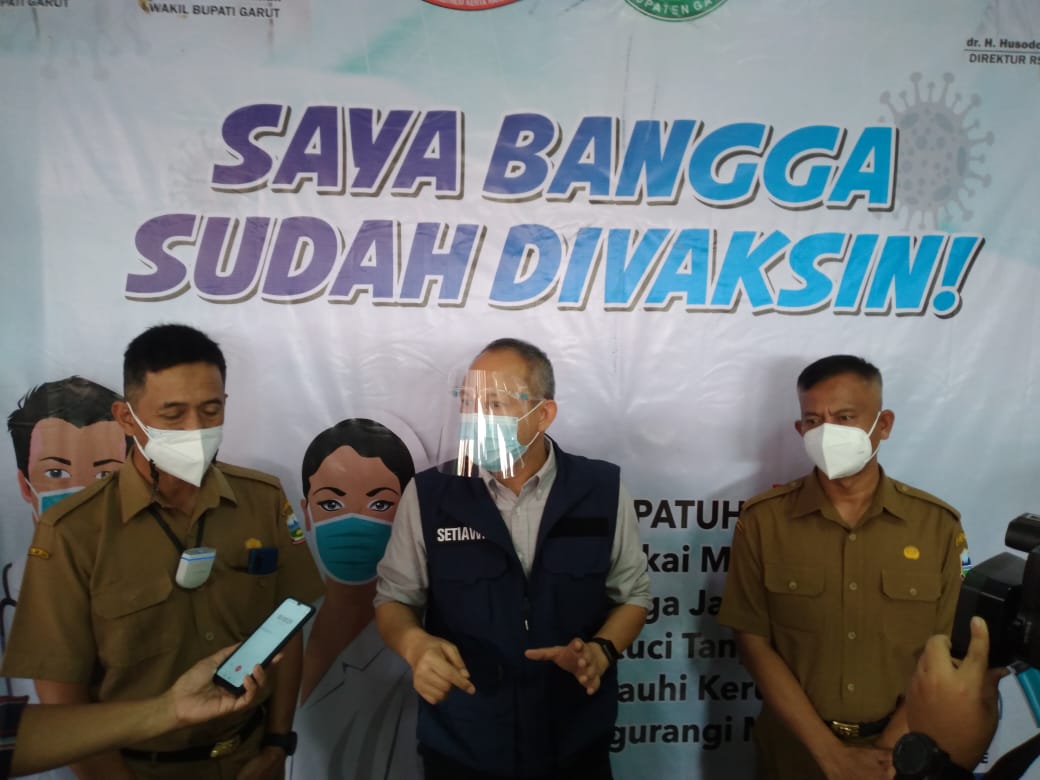 Sekda Jabar, Setiawan Wangsaatmaja, didampingi Sekda Kabupaten Garut, Nurdin Yana, usai meninjau pelaksanaan vaksinasi di RSUD dr Slamet Garut (Foto: Andre/dara.co.id)
