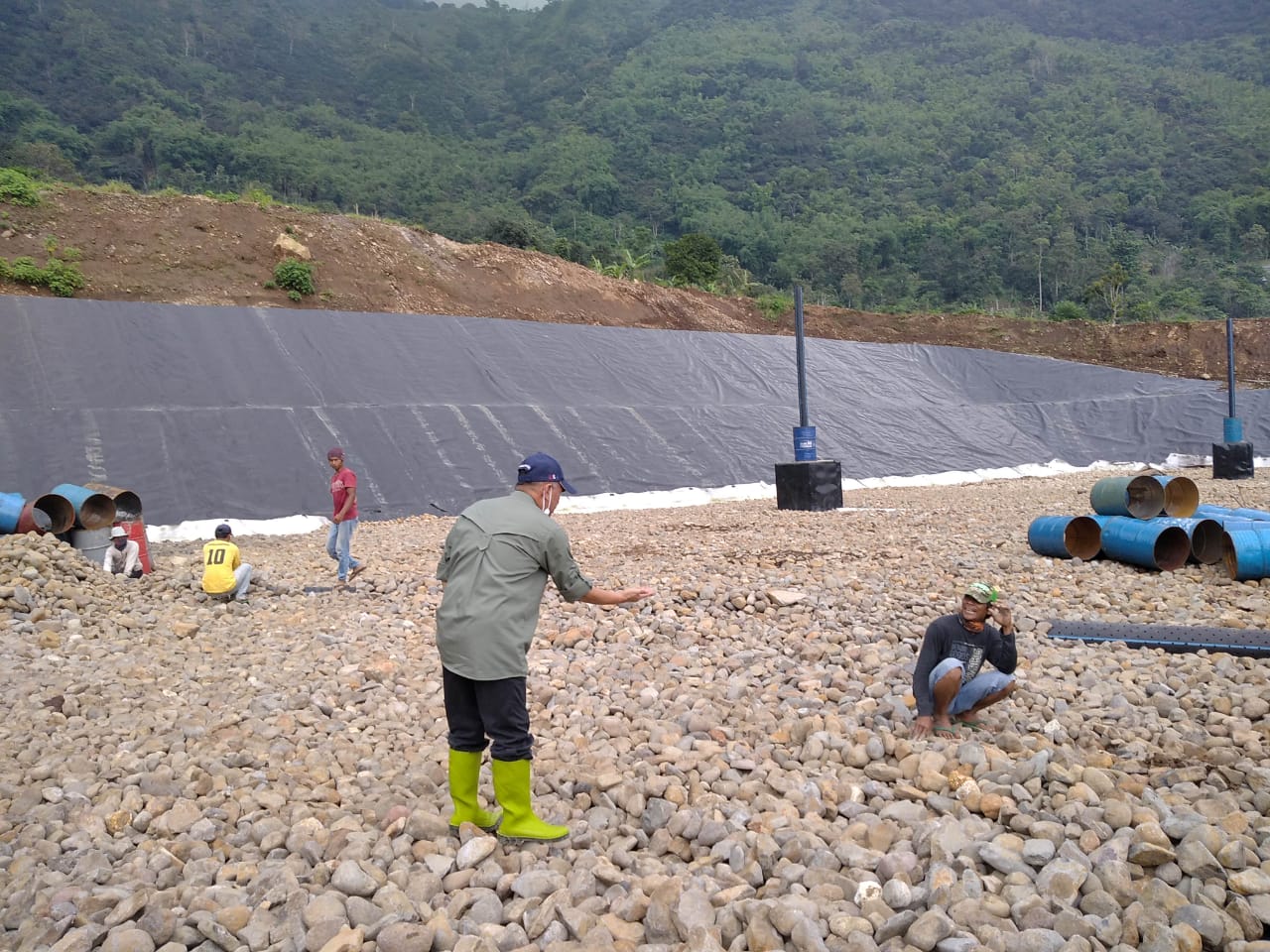 Kepala Dinas Lingkungan Hidup dan Kebersihan (DLHK) Kabupaten Garut saat meninjau pembangunan sarana sanitary landfill di TPA Pasirbajing (Foto: Andre/dara.co.id)