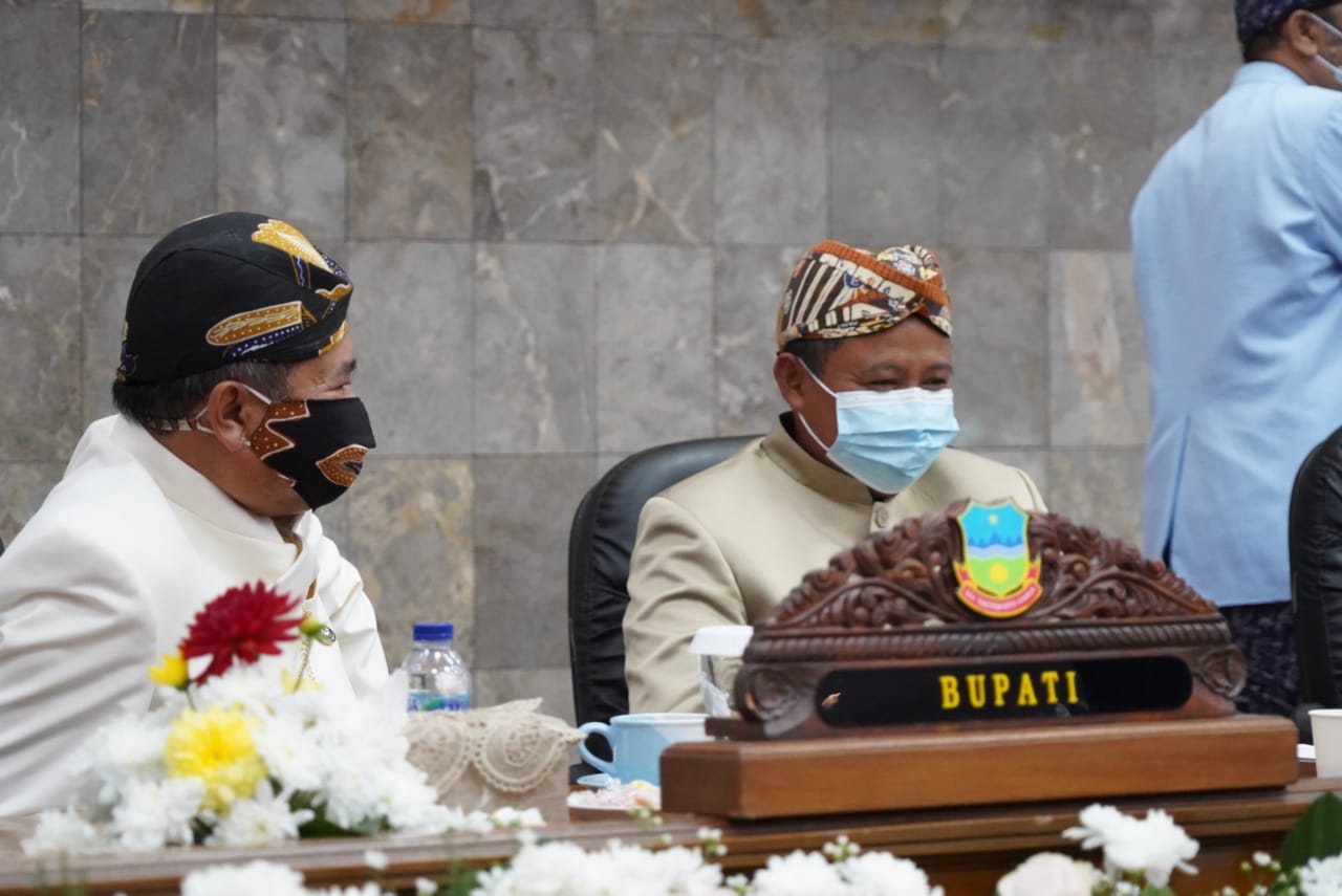 Bupati Garut, Rudy Gunawan, mengikuti kegiatan Rapat Paripurna Istimewa DPRD Kabupaten Garut Masa Sidang I Tahun Sidang 2021 dalam rangka Hari Jadi ke-208 Garut, di Ruang Rapat Paripurna DPRD Kabupaten Garut, (Foto: Andre/dara.co.id)