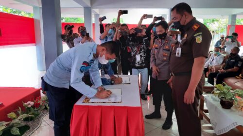 Penandatanganan Nota Kesepahaman (MOU) antara Kalapas dengan Kepala BNN Kabupaten Garut dan Ketua Yayasan Anugerah Insan Residivis, selaku Konselor di Lapas Kelas II B Garut, Jalan KH. Hasan Arif, Kecamatan Banyuresmi, Kabupaten Garut, Rabu (17/2/2021).(andre/dara.co.id)
