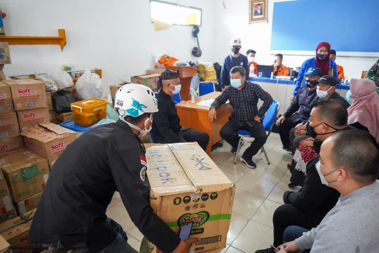 Bupati Garut, Rudy Gunawan, saat menunjua para pengungsi di SDN Karyamekar 2, Kecamatan Cilawy, Kabupaten Garut beberapa waktu lalu (Foto: Andre/dara.co.id)
