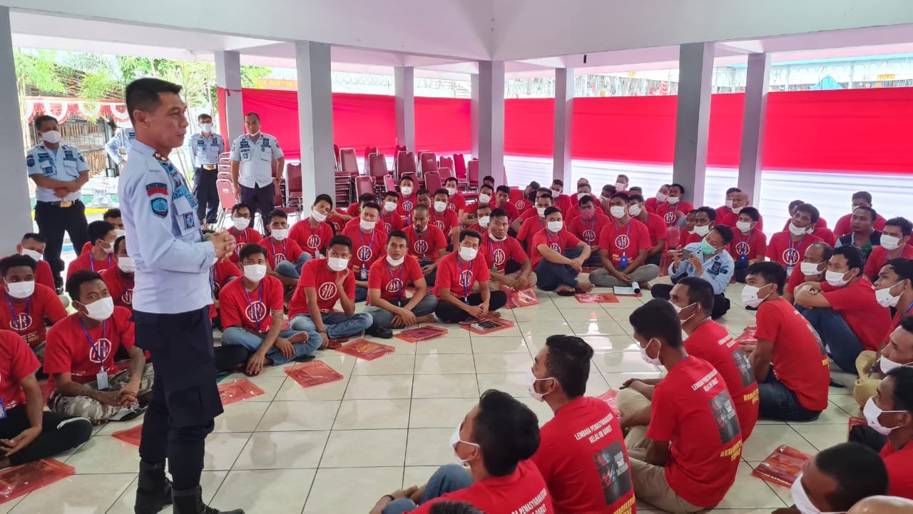 
Kepala Lapas Kelas II B Garut, RM. Kristyo Nugroho, memberikan arahan saat kegiatan Rehabilitasi Sosial bagi para warga binaan (Residen) di Lapas Kelas II B Garut, Jalan KH. Hasan Arif, Kecamatan Banyuresmi, Kabupaten Garut, Kamis (18/2/2021). (Foto :ist)