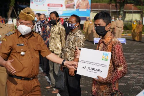 Bupati Garut, Rudy Gunawan, menyerahkan bantuan sosial Provinsi Jawa Barat tahun 2020 kepada Kelompok Usaha Bersama Fakir Miskin, di Lapangan Setda Garut (Foto: Andre/dara.co.id)