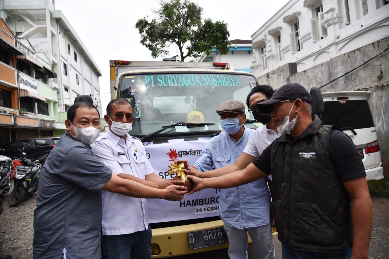 
Asisten Ekonomi dan Pembangunan (Ekbang) Kabupaten Bandung Marlan (Dua kiri) melepas armada truk ekspor di Jalan Braga Kota Bandung, Rabu (24/2/2021).(Foto : Humas Pemkab Bandung)
