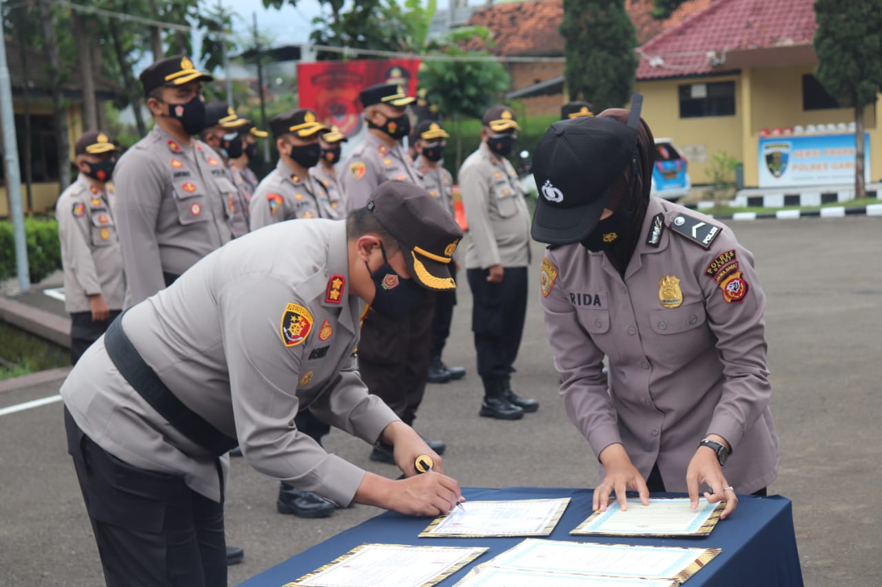 Kapolres Garut, AKBP Adi Benny Cahyono, pimpin sertijab Kasat Lantas dan para Kapolsek di wilayah hukum Polres Garut bertempat di halaman Mapolres Garut, Jalan Sudirman, Kecamatan Karangpawitan, Kabupaten Garut, Kamis (25/2/2021).(Foto : Humas Polres Garut)
