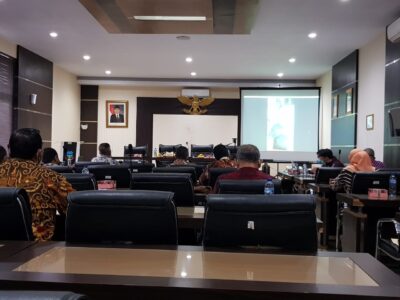 
Puluhan pejabat di Pemkab Garut mendengarkan sambutan Bupati Garut, Rudy Gunawan pada membuka pelaksanaan uji kompetensi melalui aplikasi zoom meeting bersama para PPTP, di Ruang Rapat Setda Garut, Jalan Pembangunan, Kabupaten Garut, Jumat (26/2/2021). (Foto : Humas Pemkab Garut)