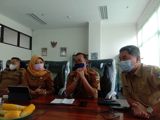 Kepala BKPSDM KBB Asep Ilyas, didampingi para Kepala Bidang, saat memberikan keterangan pada wartawan (Foto: Heni Suhaeni/dara.co.id)