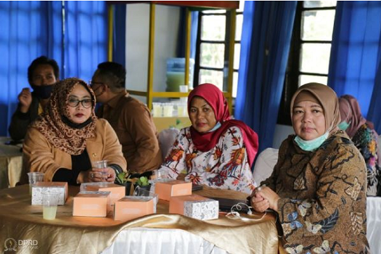 Komisi II DPRD Provinsi Jawa Barat saat meninjau Kawasan Pertanian Percontohan Smart Green House (Foto: Humas DPRD Jabar/ Ariez RF)