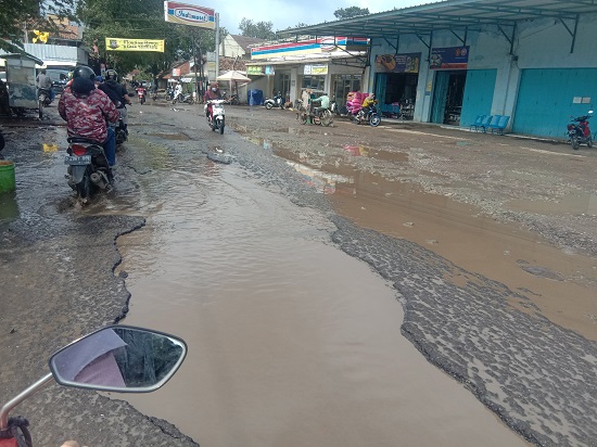 Jalan Raya pertigaan Sasak Bubur, Kecamatan Cihampelas, KBB yang berlubang besar (Foto: Istimewa)