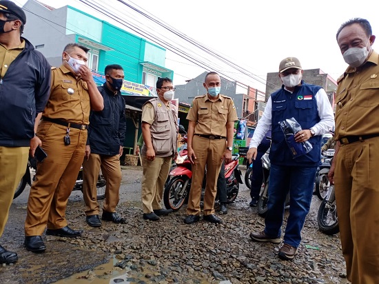 Bupati Bandung Barat Aa Umbara Sutisna bersama para pejabat lainnya meninjau penambalan jalan rusak di Cihampelas (Foto: heni Suhaeni/dara.co.id)