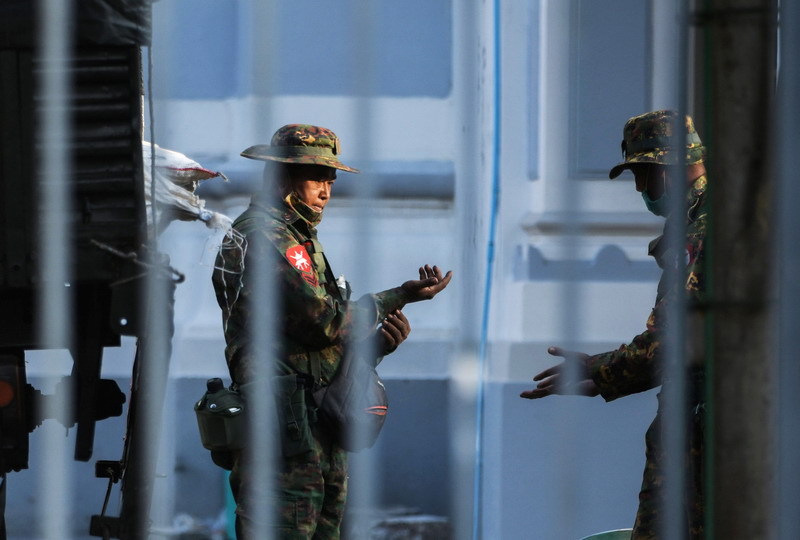 Sejumlah tentara dikerahkan di luar Balai Kota di kota utama Myanmar, Yangon, Senin (1/2/2021). (Foto :okezone)