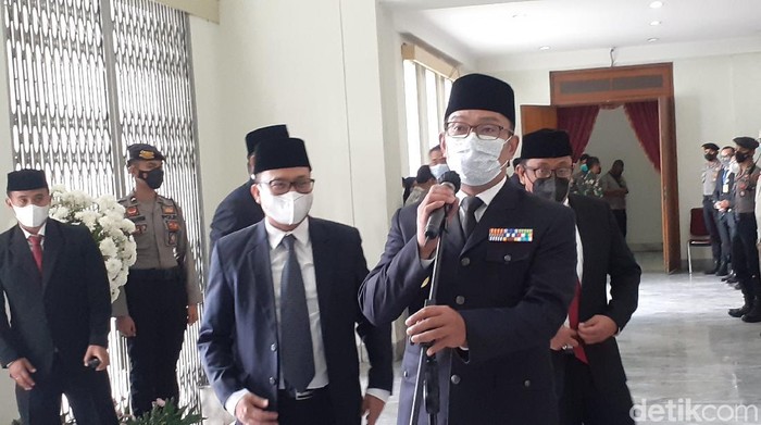 Gubernur Jawa Barat (Jabar) Ridwan Kamil melantik 5 pasangan kepala daerah terpilih dalam Pilkada 2020 di Gedung Merdeka, Bandung, Jumat (26/2/2021). (Foto : detikcom)
